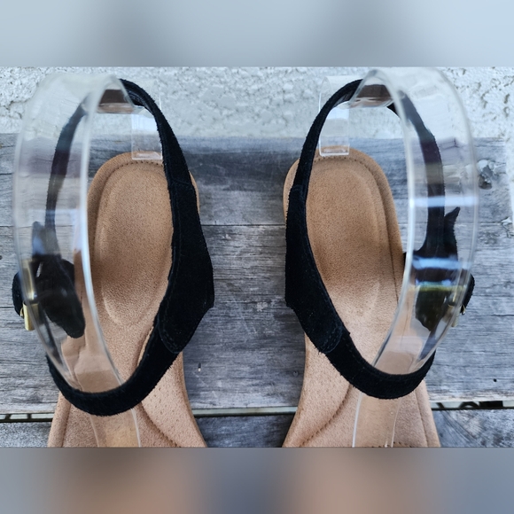 10 women Koolaburra by UGG platform cork grommet strap sandals black gold velvet - Picture 6 of 16